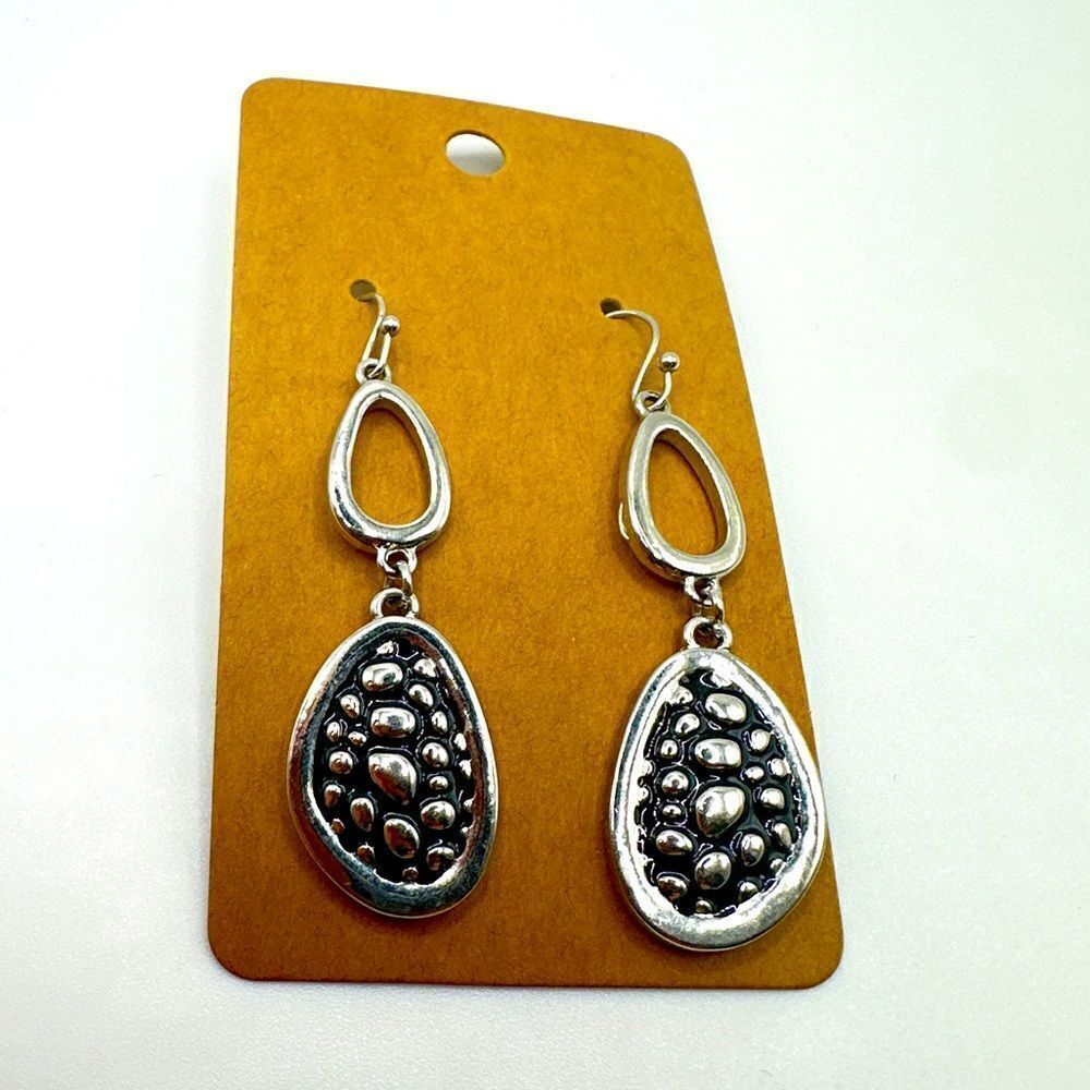 SALE! 2.25” Silver tone‎ contemporary dangle earrings!